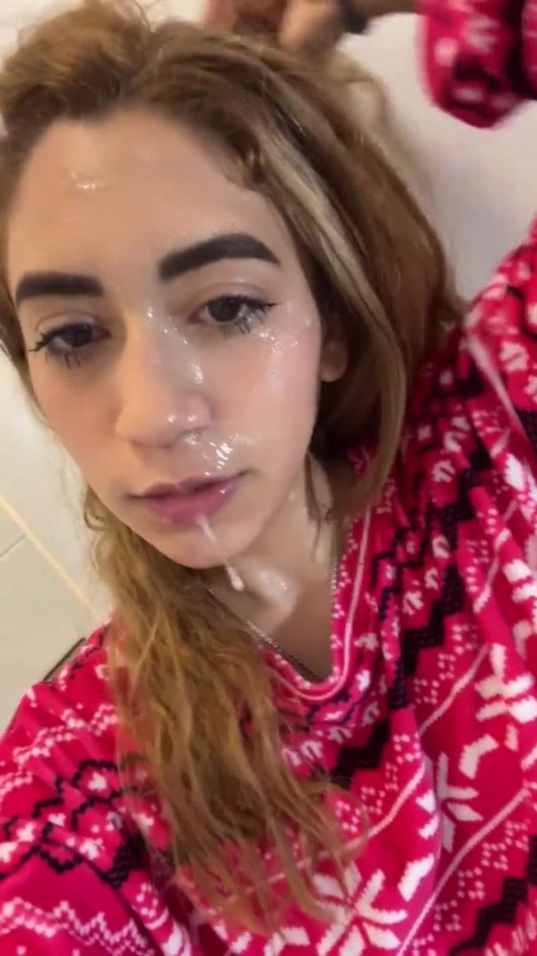 A good slut cleans her face by swallowing the whole load 🫣 FiqFuq