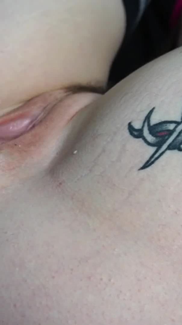 Lilijunex_masturbiruet_pilotku_bankami_s_gazirovkoj-vps402