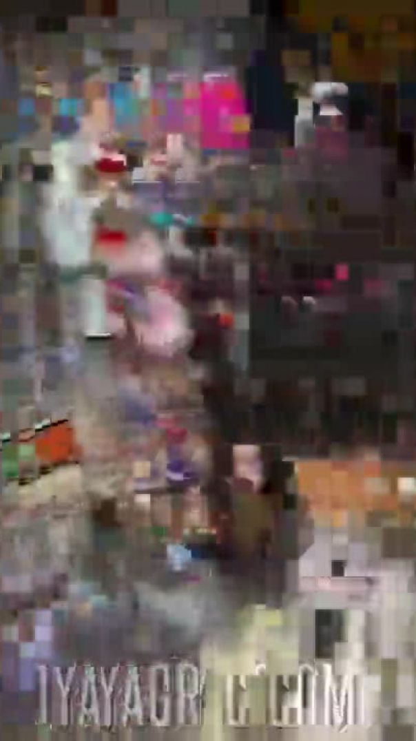 Devka_guljaet_bez_trusov-vps402