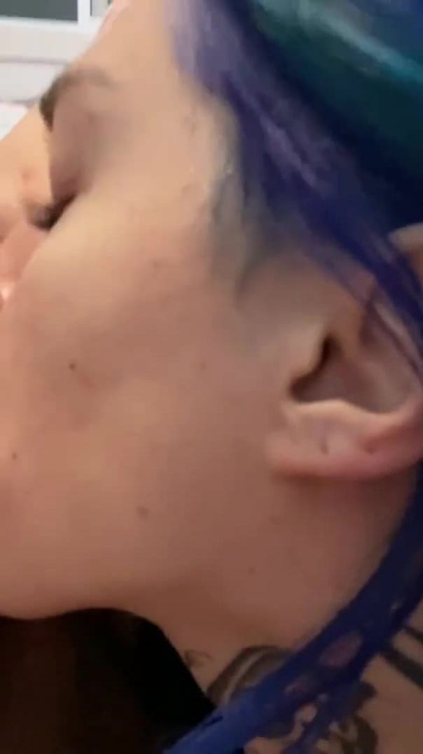 Suka_slizyvaet_spermu_s_pizdy_podrugi-vps402