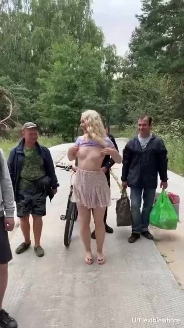 Gibkaja_Anjuta_masturbiruet_pered_zriteljami-vps402