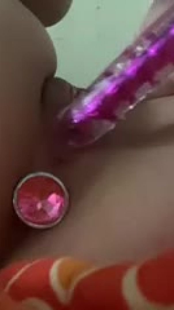 Devuwka_laskaet_pisju_rozovym_dildo_i_snimaet_krupnym_pl-vps402